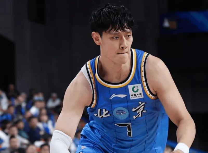 开云app-曾凡博醒不了了？无持球+三分罚球效率低下，末节仍在持续犯错！